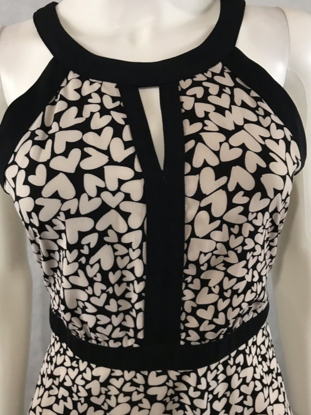 Romantic little hearts Elle Black and White Heart-Print fitted mini dress